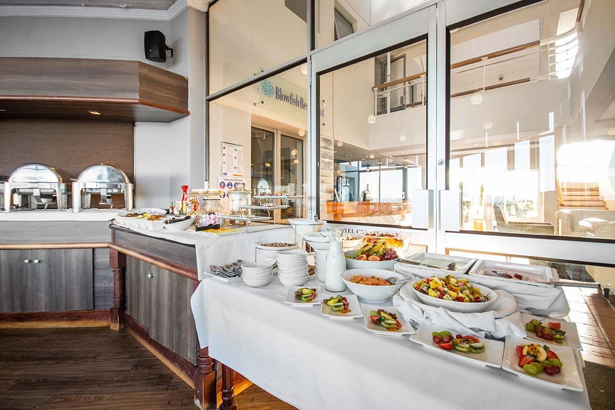 Ein Buffet-Tisch mit Tellern voller Essen in einem Restaurant.