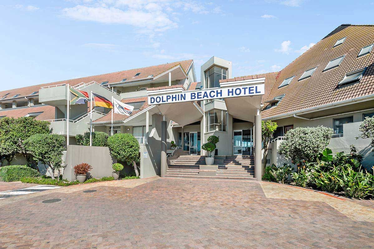 Abgebildet ist der Eingang zum Dolphin Beach Hotel.