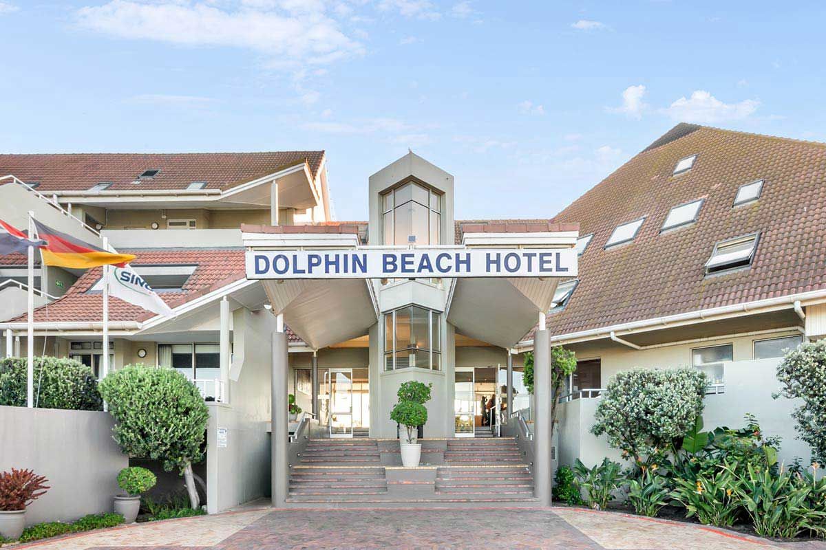 Der Eingang zum Dolphin Beach Hotel ist abgebildet