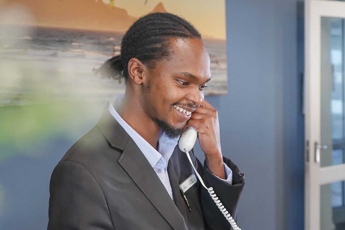 Ein Mann im Anzug telefoniert.
