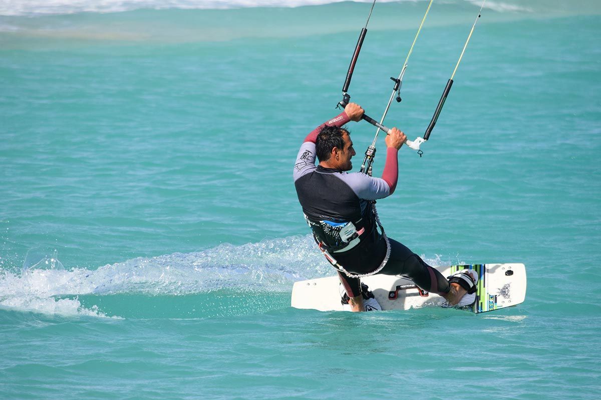 Ein Mann reitet auf einem Surfbrett im Meer.