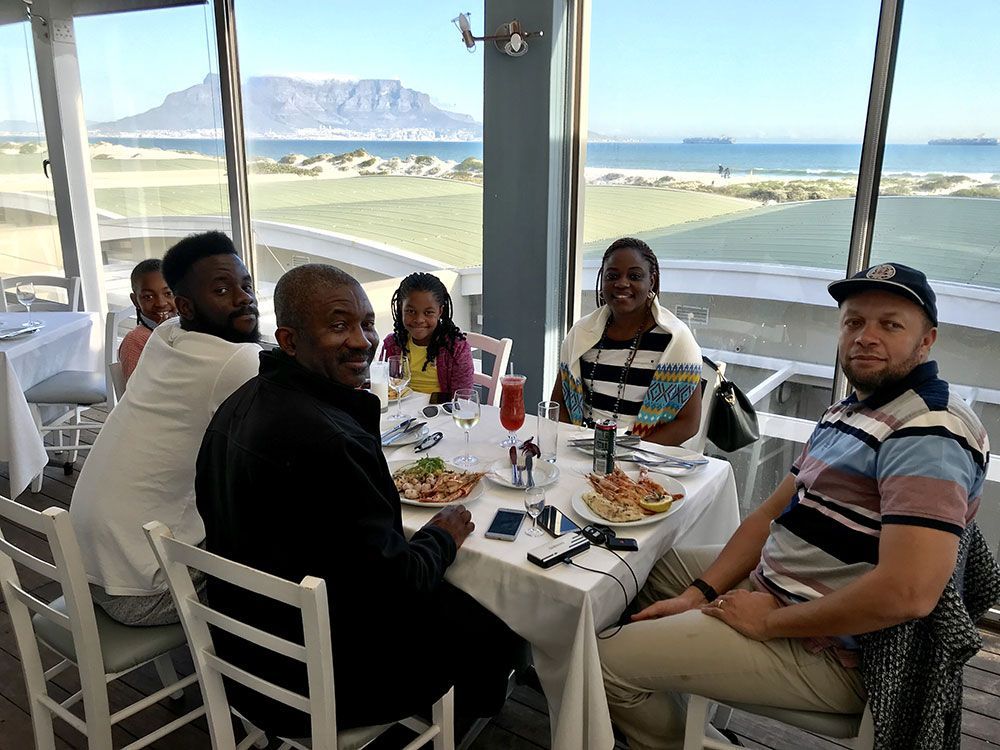 A group of people are sitting at a table in a restaurant.