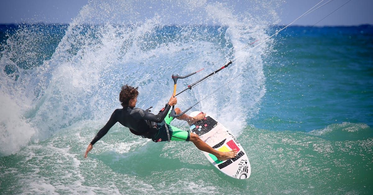 Ein Mann reitet auf einem Surfbrett auf einer Welle im Meer.