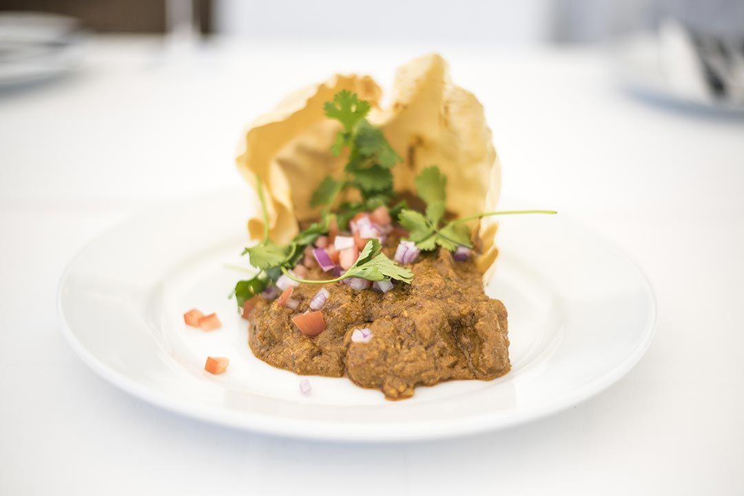 Een close-up van een bord eten op een tafel