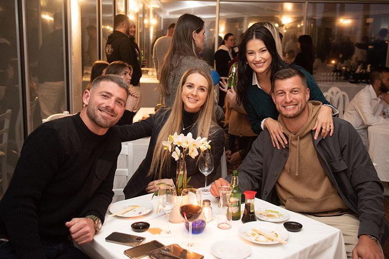 A group of people are sitting at a table in a restaurant.