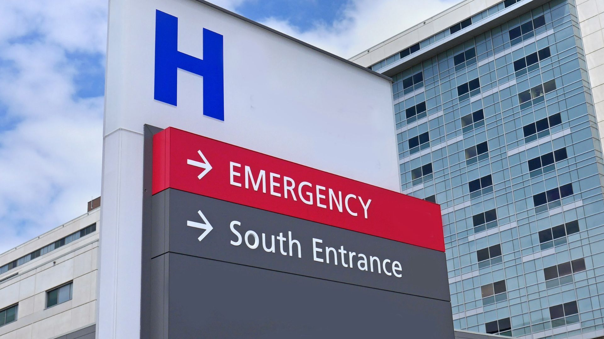 A hospital sign points to the emergency room and the south entrance.