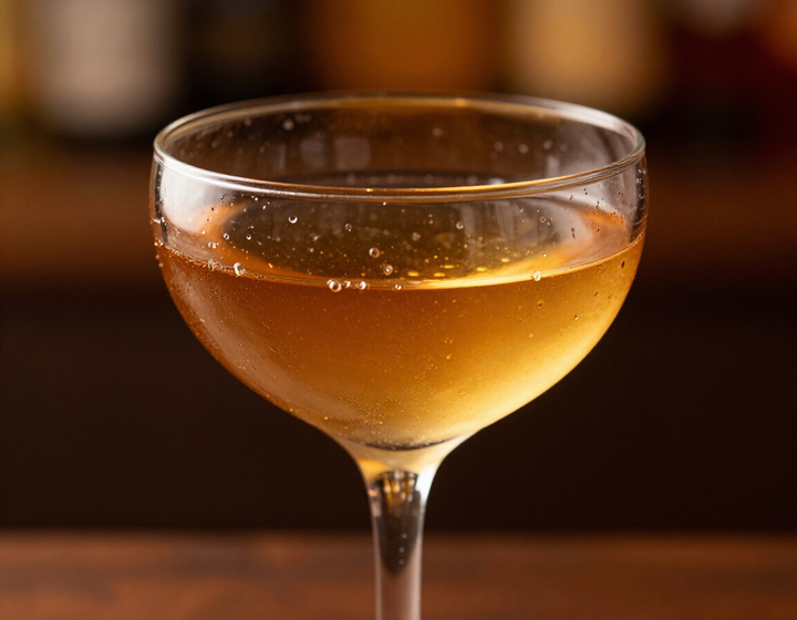 Esterno moderno di BOHEMIA al tramonto con ingresso accogliente e atmosfera elegante.