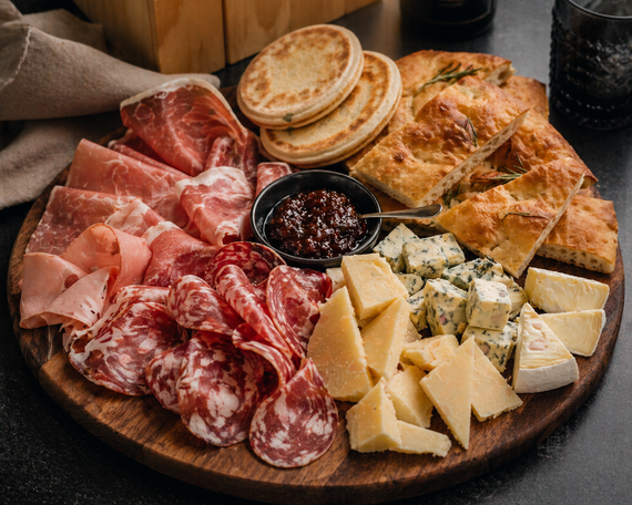 Interno elegante di BOHEMIA con luci calde, tavoli apparecchiati e atmosfera raffinata in toni terra.