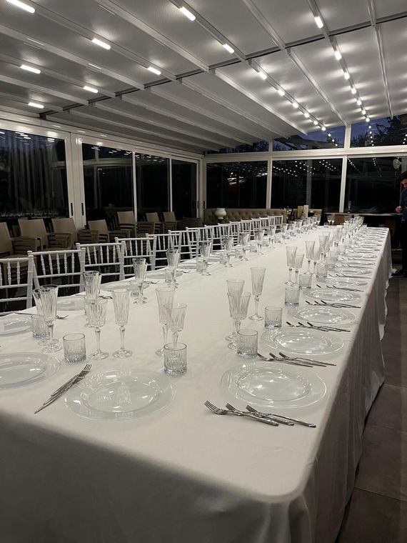 Interno elegante di BOHEMIA con luci calde, tavoli apparecchiati e atmosfera raffinata in toni terra.