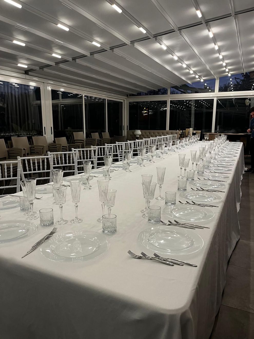 Allestimento romantico per matrimonio con fiori e candele.