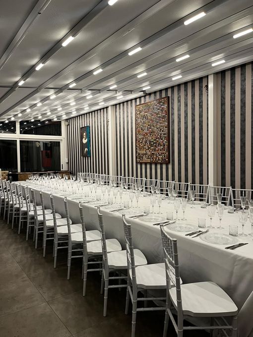 Allestimento per matrimonio con fiori, candele e tavola raffinata.