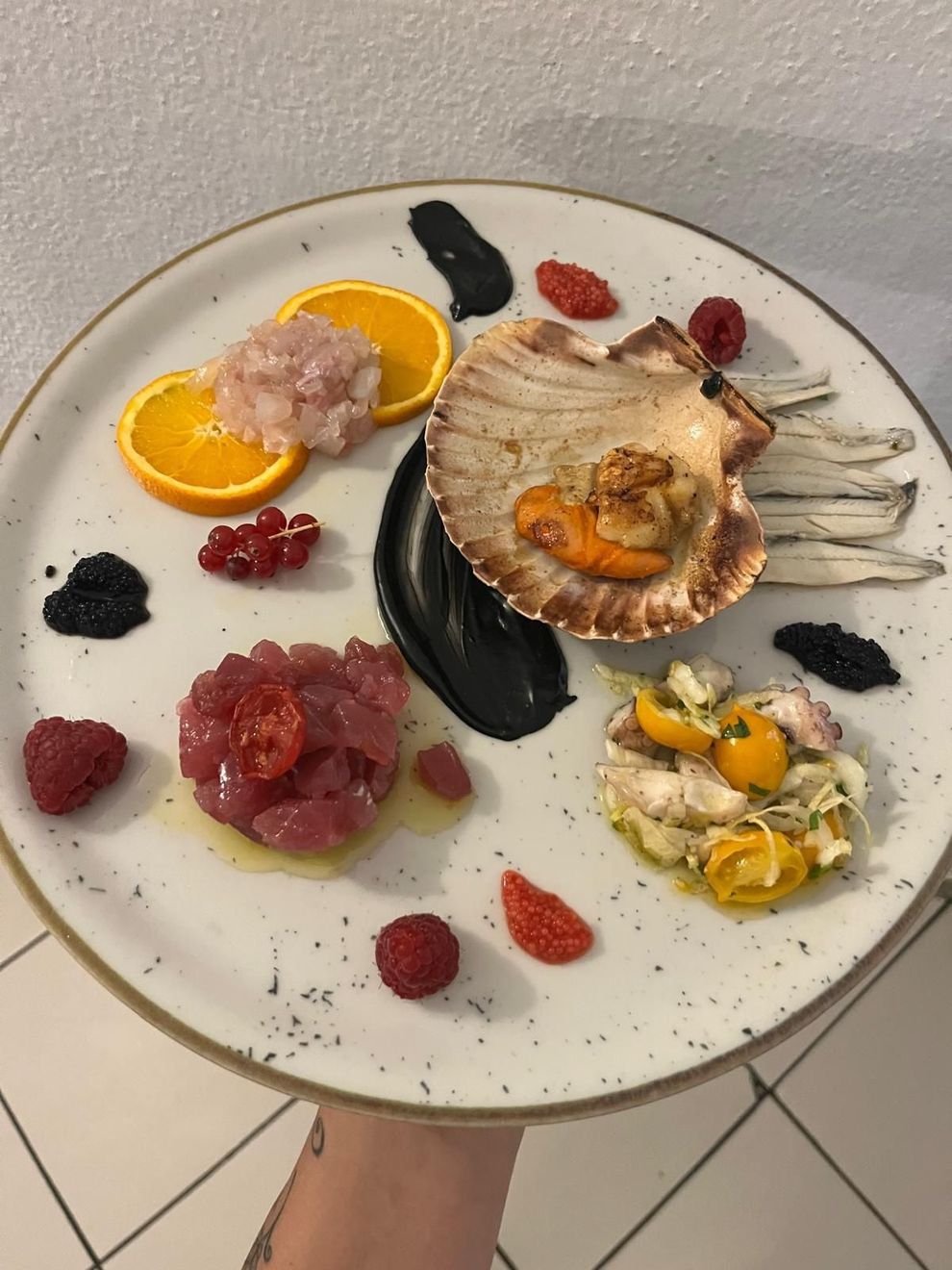 Spazio cerimoniale raffinato con fiori, tende e luce soffusa.