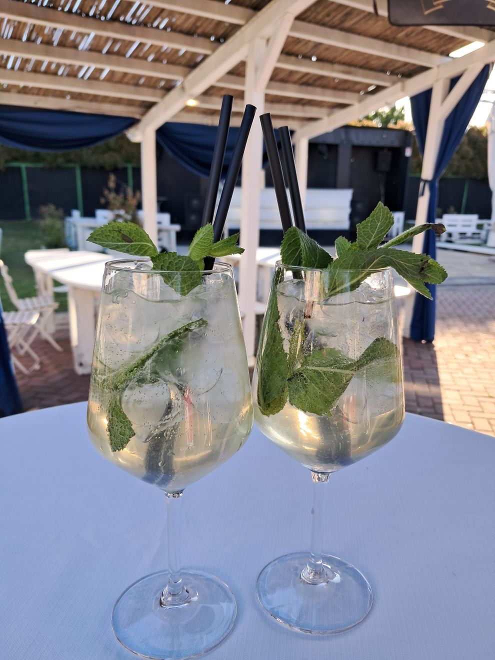 Banchetto elegante con tavolo allestito per una celebrazione.