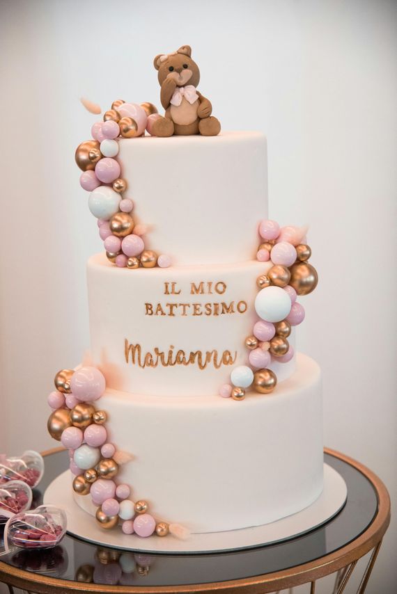 Interno elegante di BOHEMIA con luci calde, tavoli apparecchiati e atmosfera raffinata in toni terra.