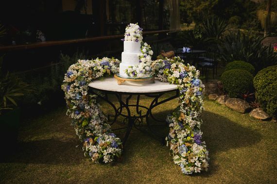 Interno elegante di BOHEMIA con luci calde, tavoli apparecchiati e atmosfera raffinata in toni terra.