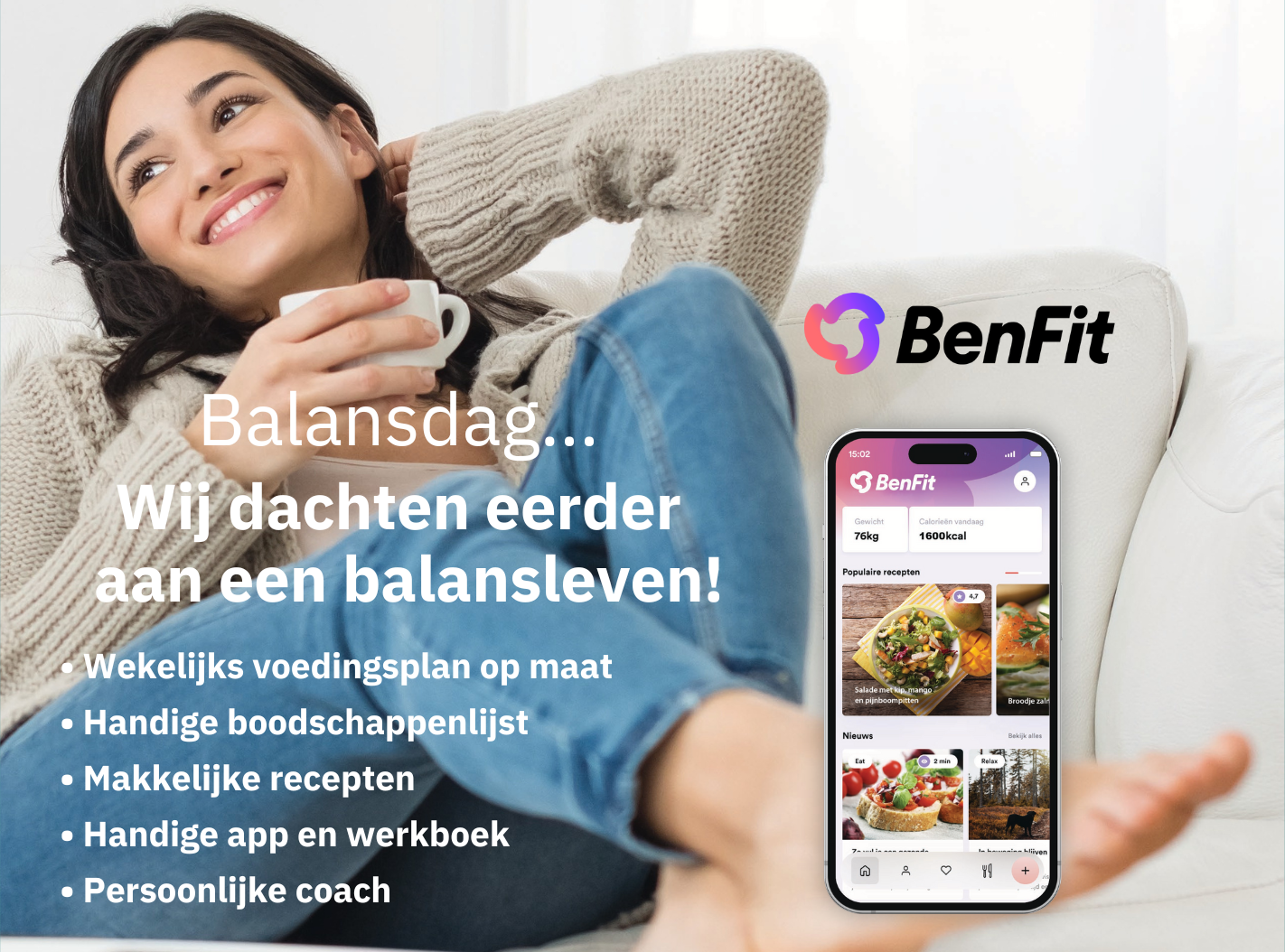 Een vrouw ontspant zich, houdt een kopje vast en glimlacht. Op haar telefoon is de BenFit-app te zien, die een evenwichtige levensstijl promoot.