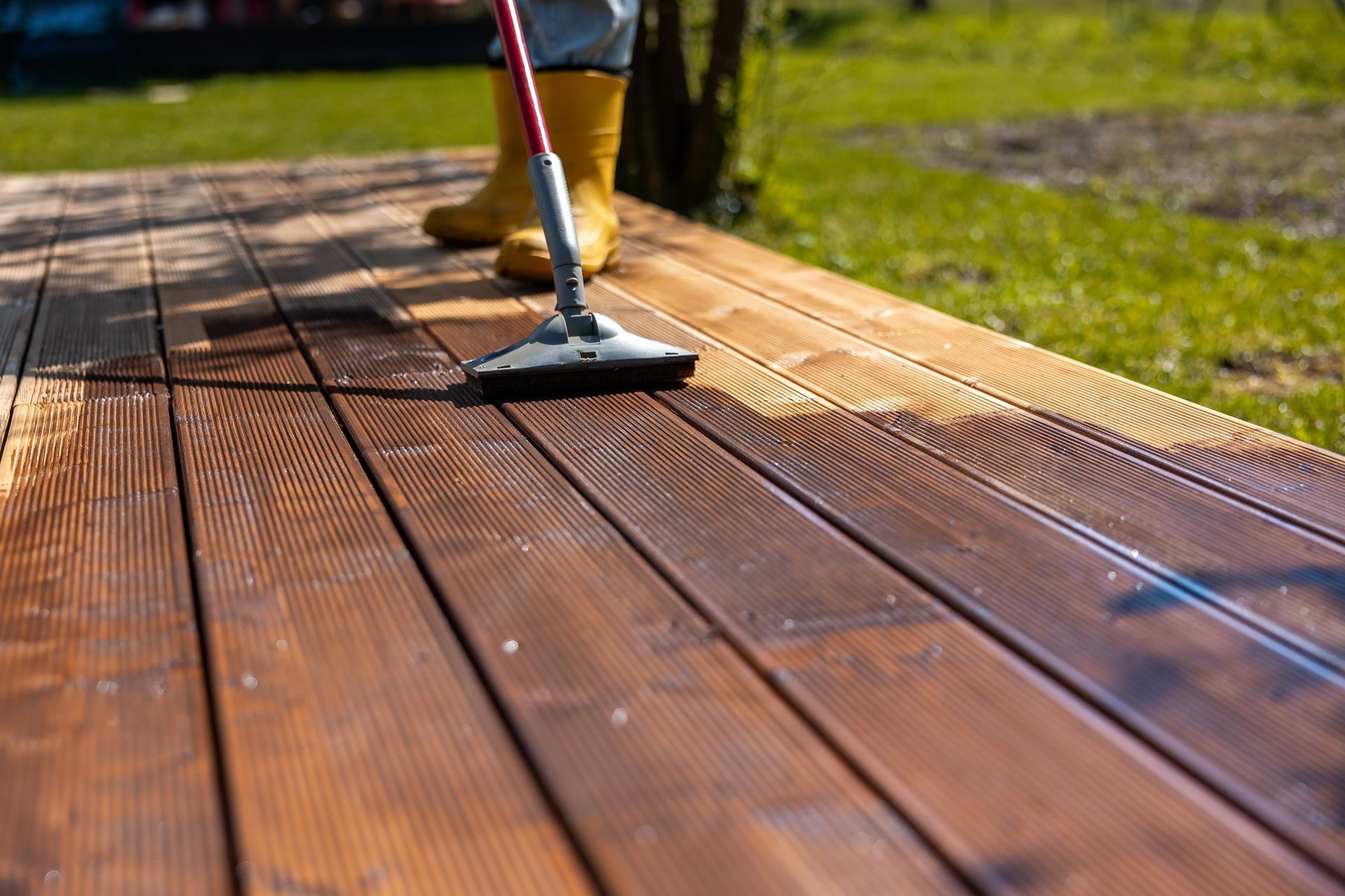 An experienced contractor providing professional deck wood staining services.