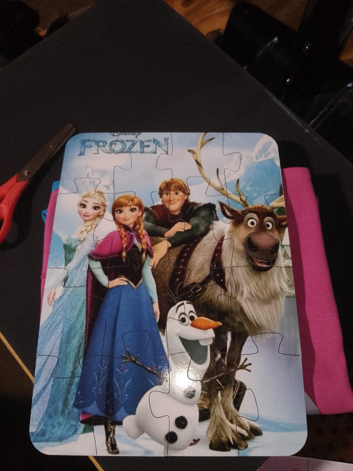 Rompecabezas de Frozen con Elsa, Anna, Kristoff, Sven y Olaf.