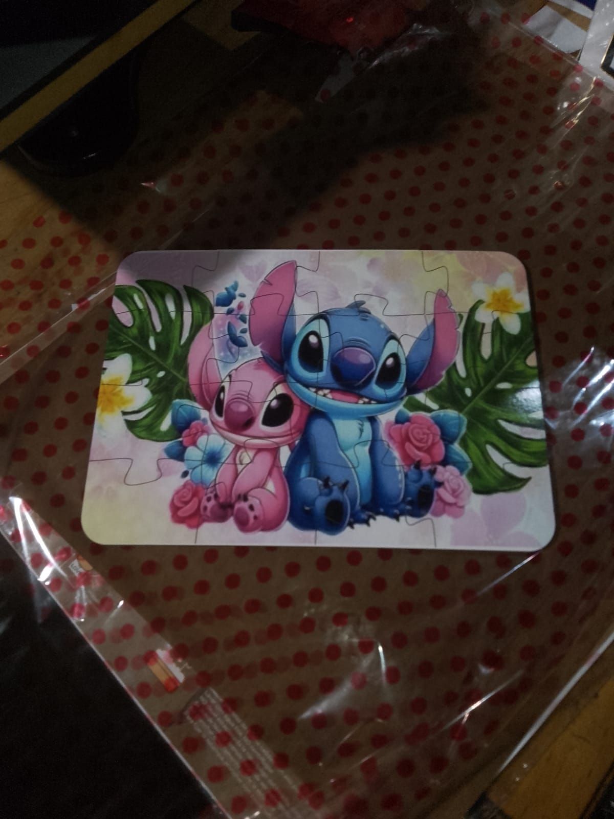 Puzzle de Stitch y Angel con fondo floral.