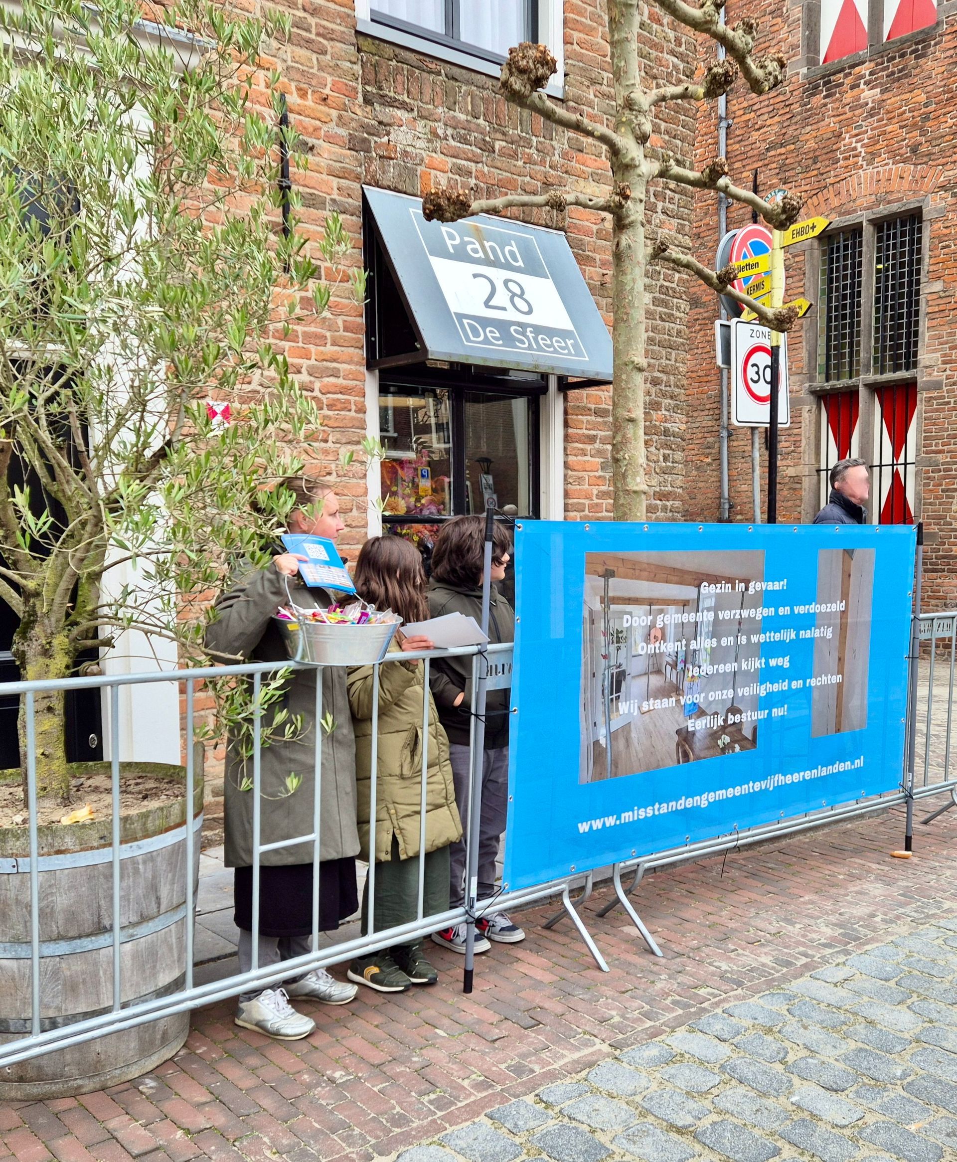 Twee tenten staan ​​voor een bakstenen gebouw.