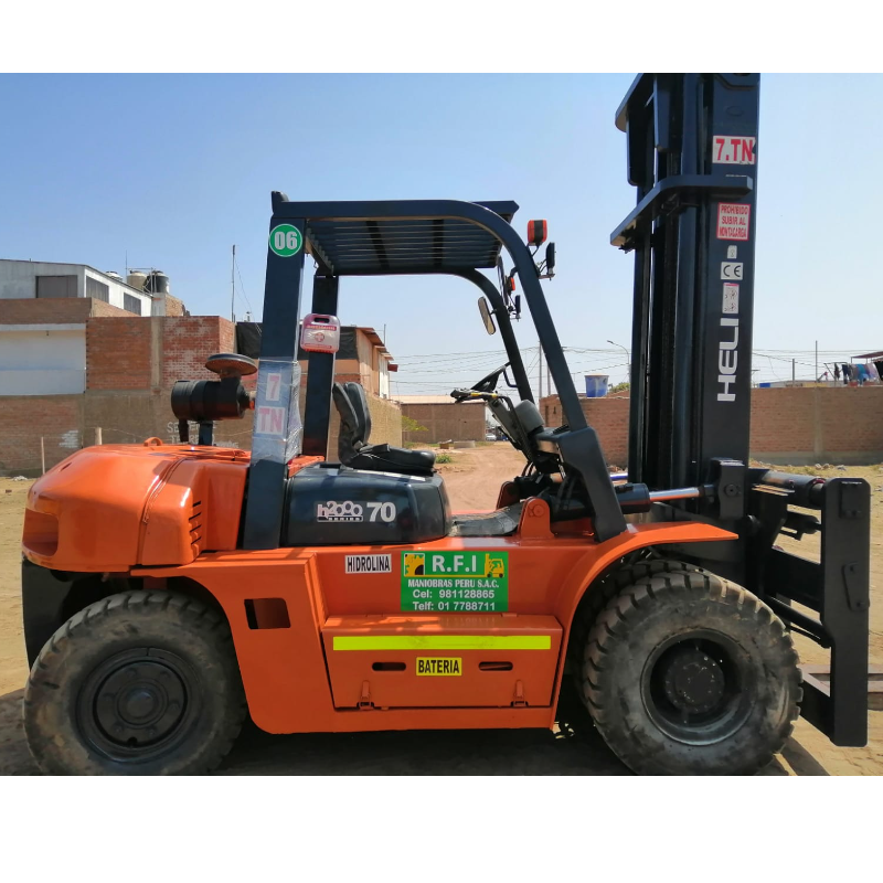 Carretilla elevadora HELI naranja en un día soleado.