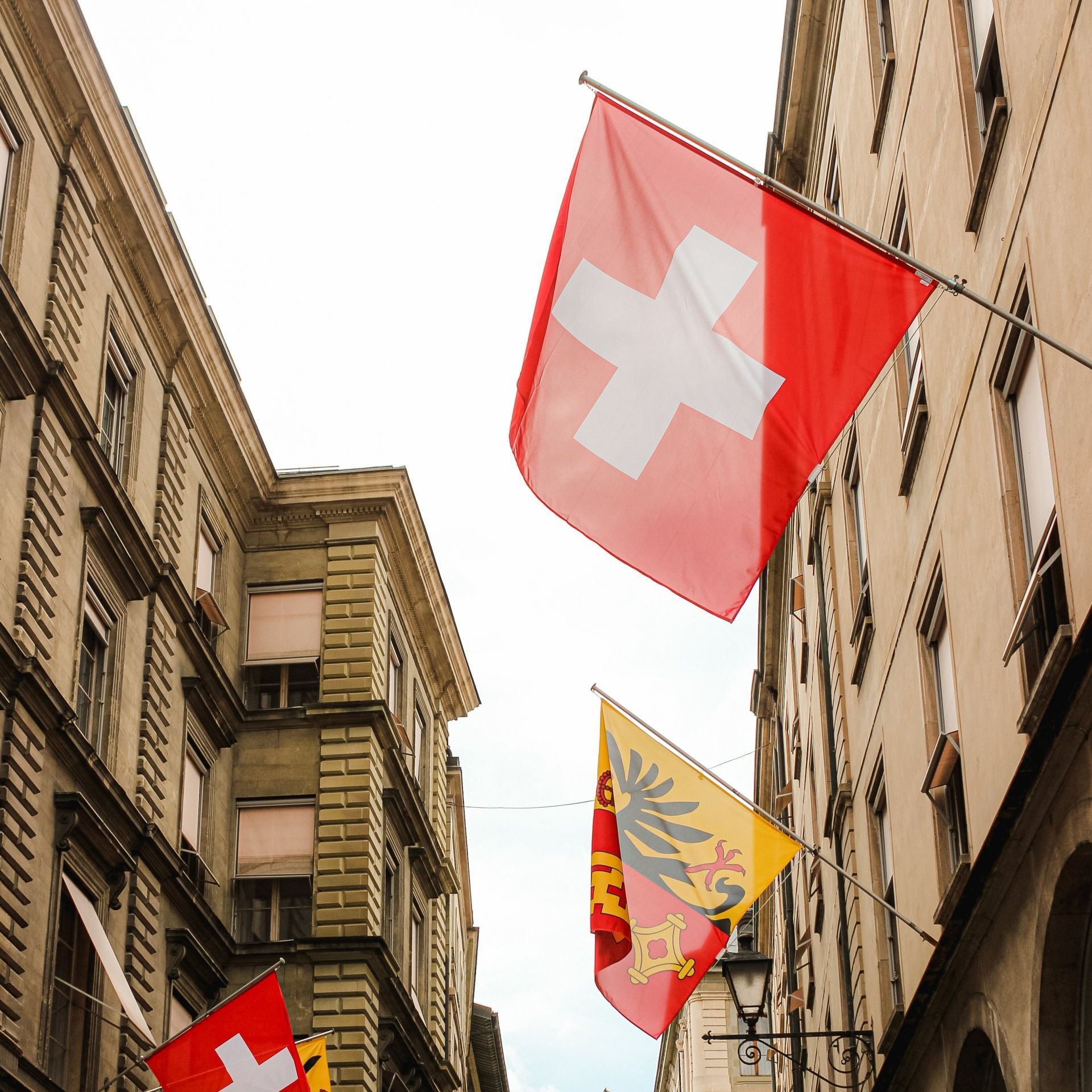 Un drapeau rouge et blanc avec une croix blanche dessus