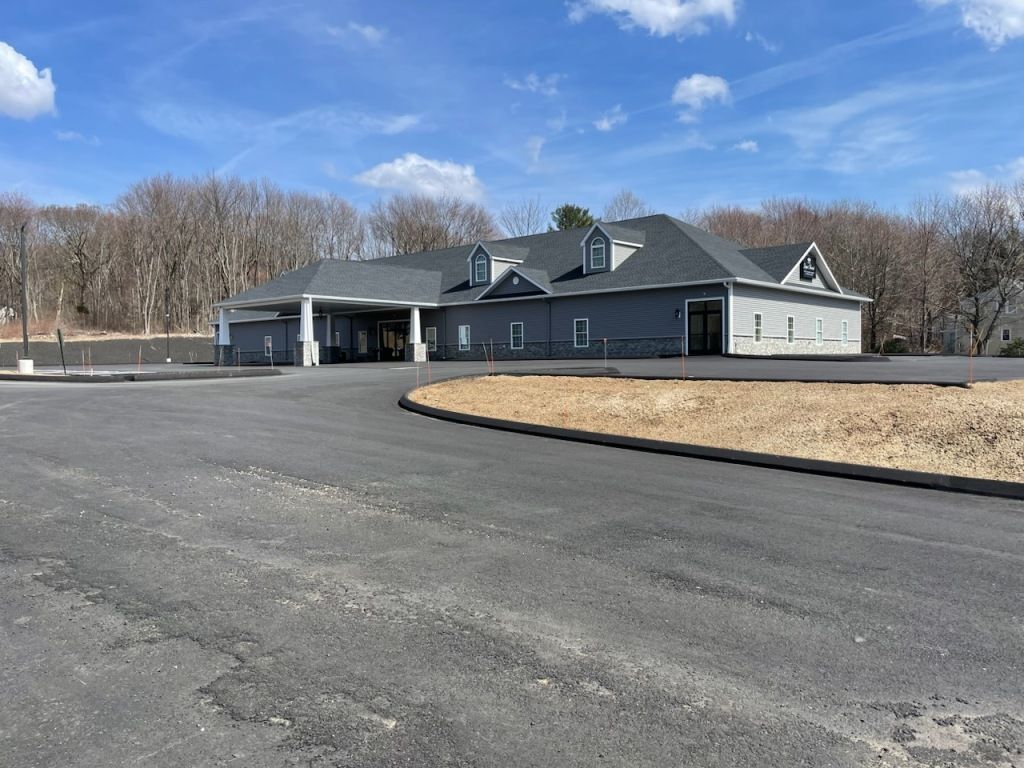 A large building with a car parked in front of it.