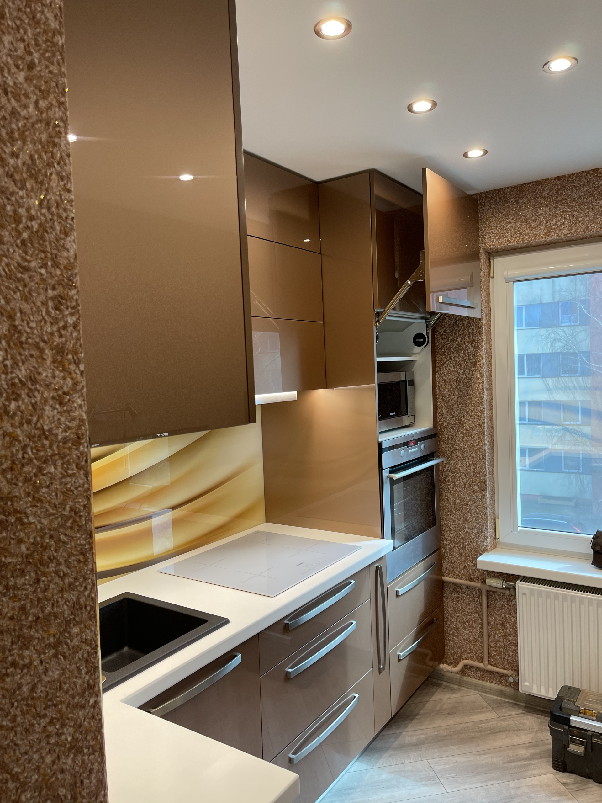 akmens virsmas mēbelēm