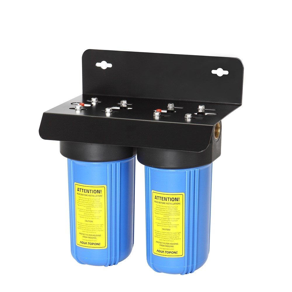 Dubbel blauw waterfiltersysteem bevestigd aan een zwarte metalen beugel, tegen een witte achtergrond.