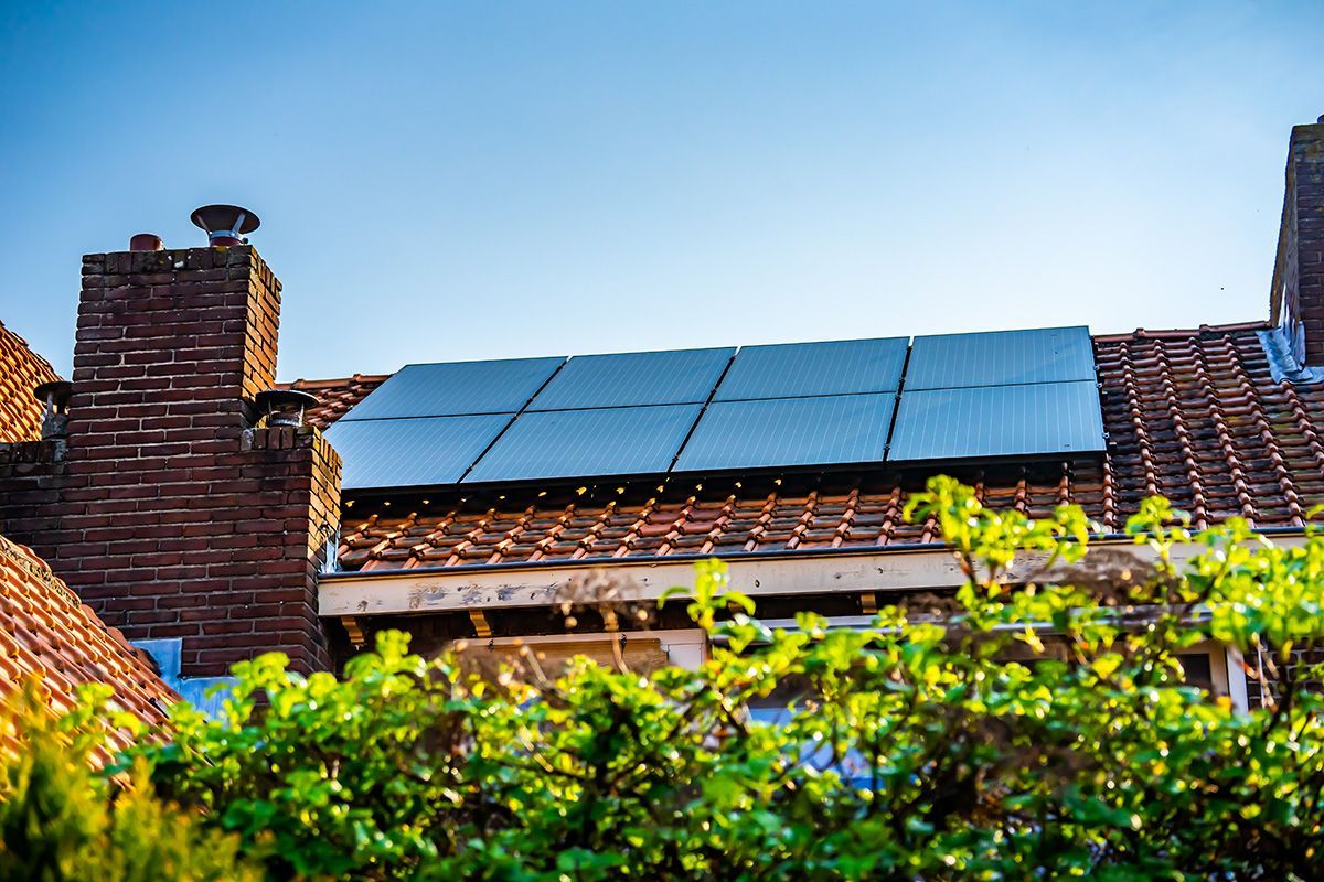Zonnepanelen op een dak / Grootste voordelen energieopslagsysteem