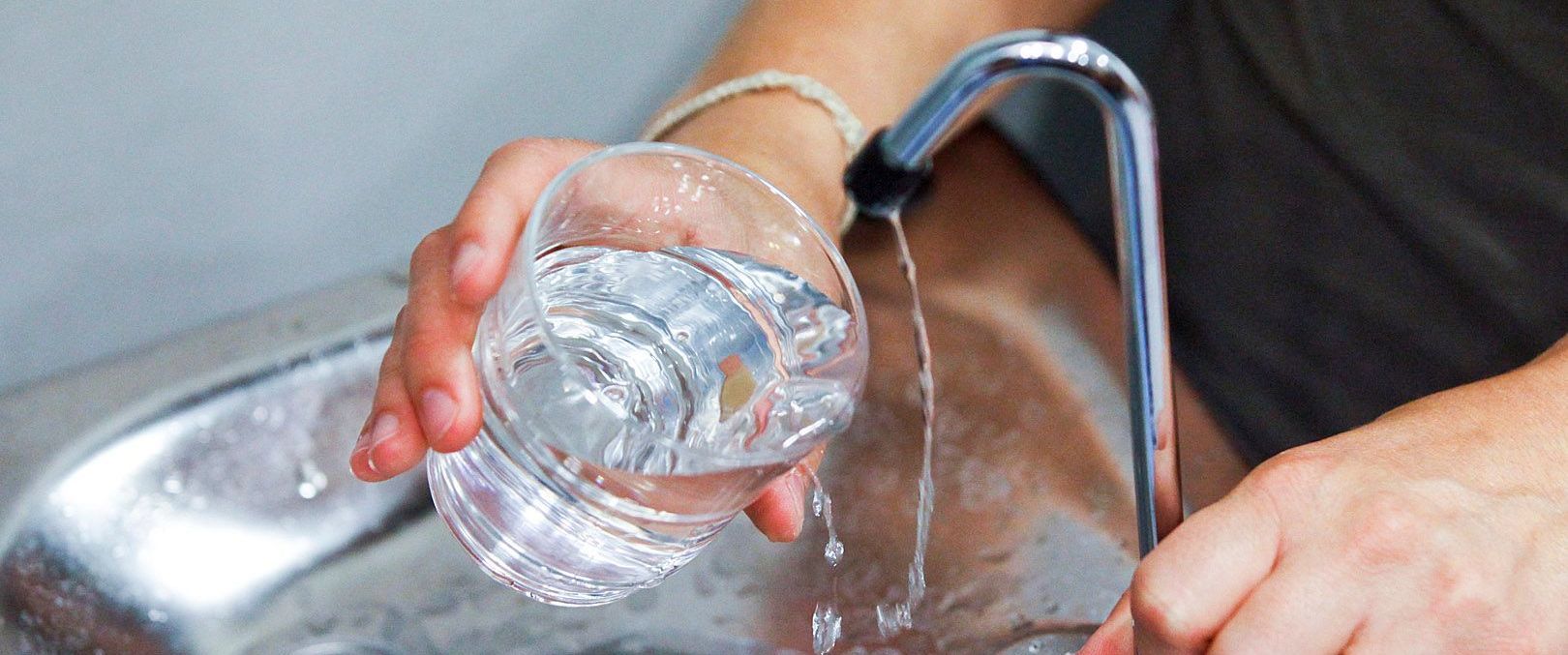 Glas gevuld met kraanwater / Kiezen van waterzuiveringsinstallatie Van Hall Innovations