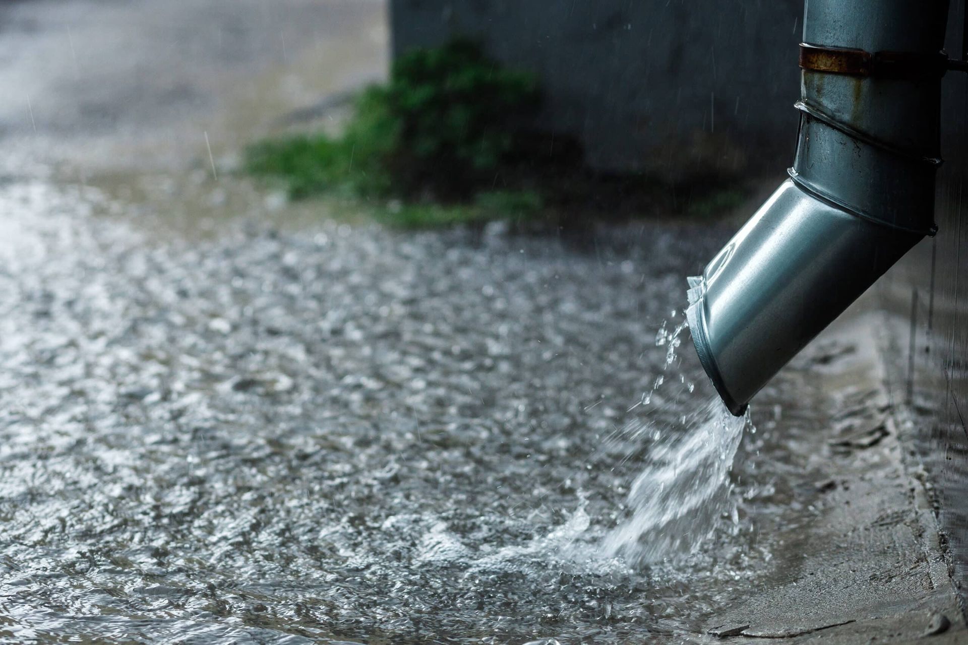 Regenwater uit regenpijp / Regenwateropvang in Vlaanderen / Hemelwaterverordening 