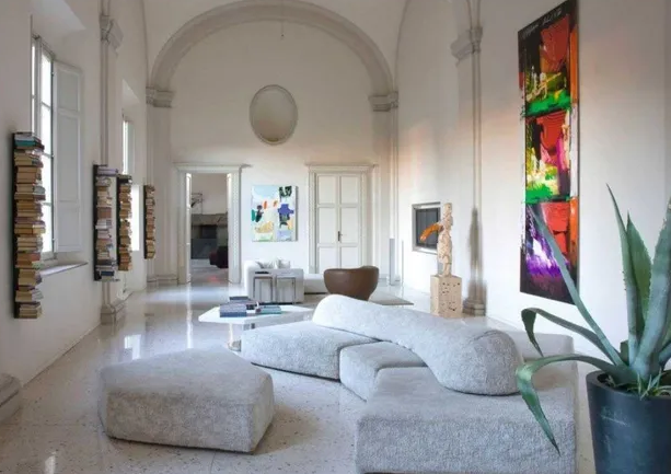 Ein Wohnzimmer mit einer Couch und einer Topfpflanze