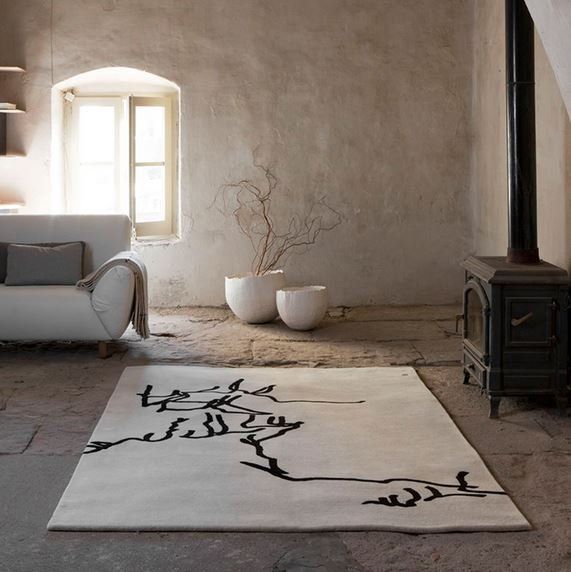 Ein Wohnzimmer mit Teppich und Couch