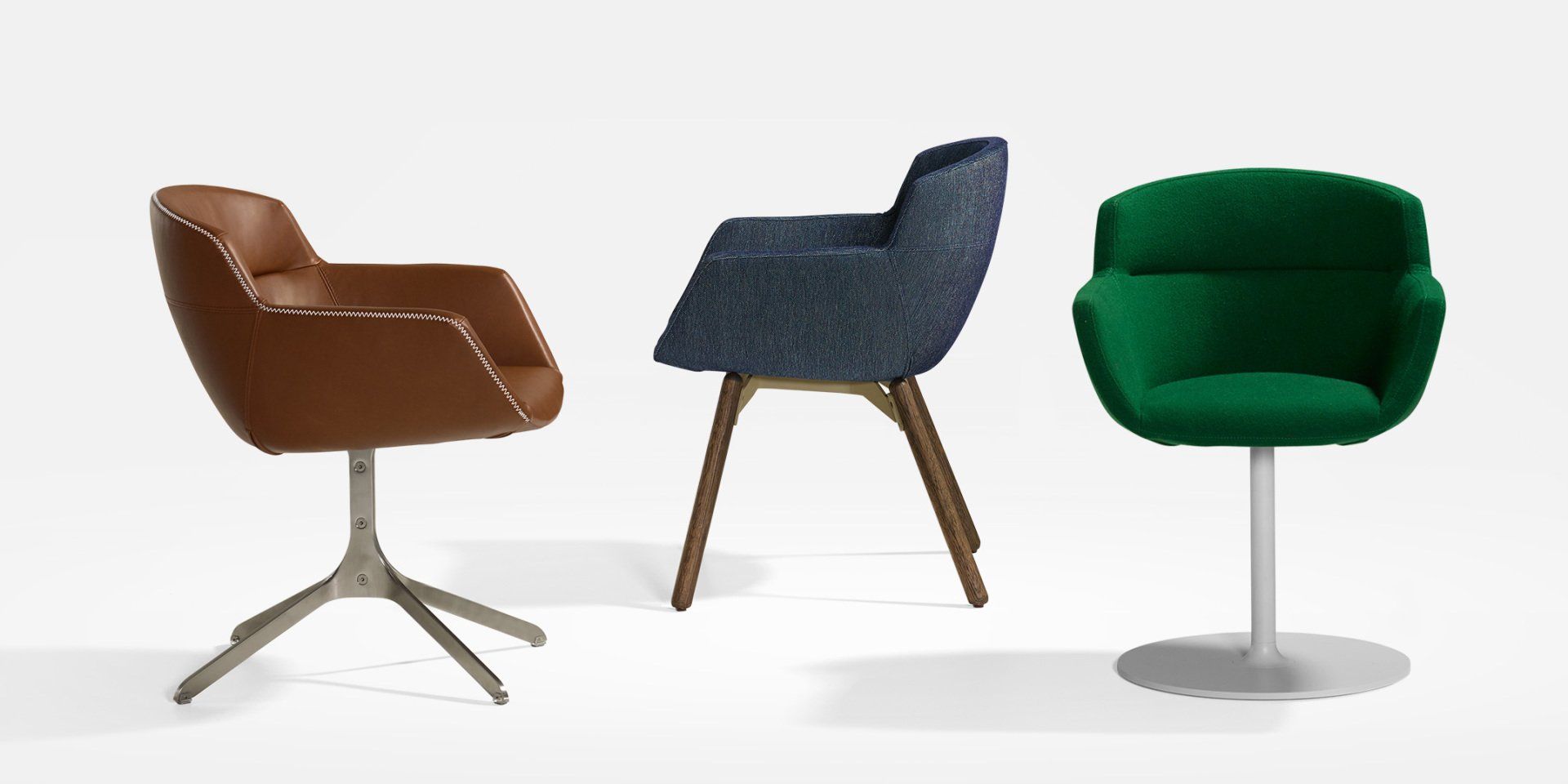 Drei Stühle sitzen nebeneinander auf einem weißen Hintergrund