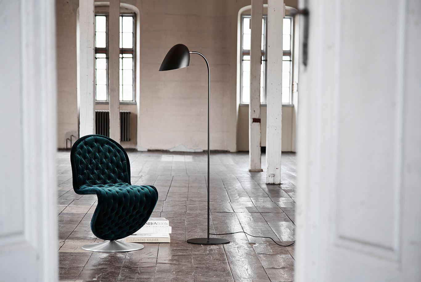 Ein leerer Raum mit einem Stuhl und einer Lampe