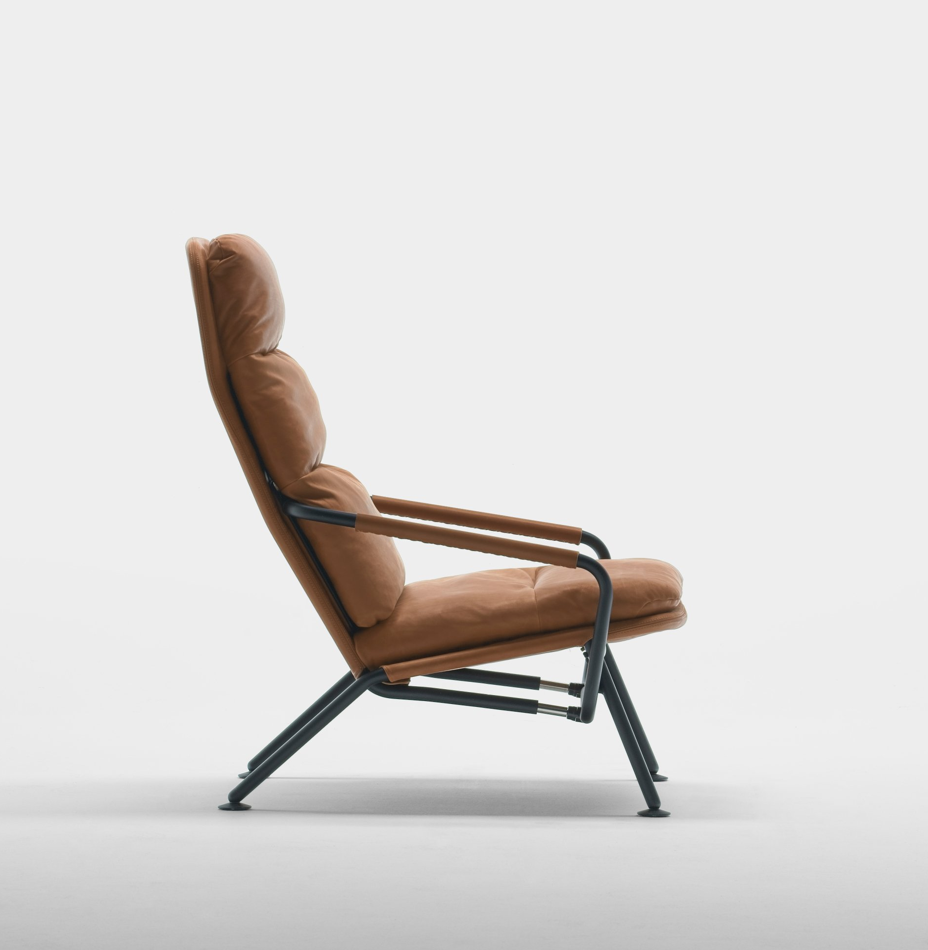 Ein brauner Ledersessel mit schwarzem Rahmen auf weißem Hintergrund