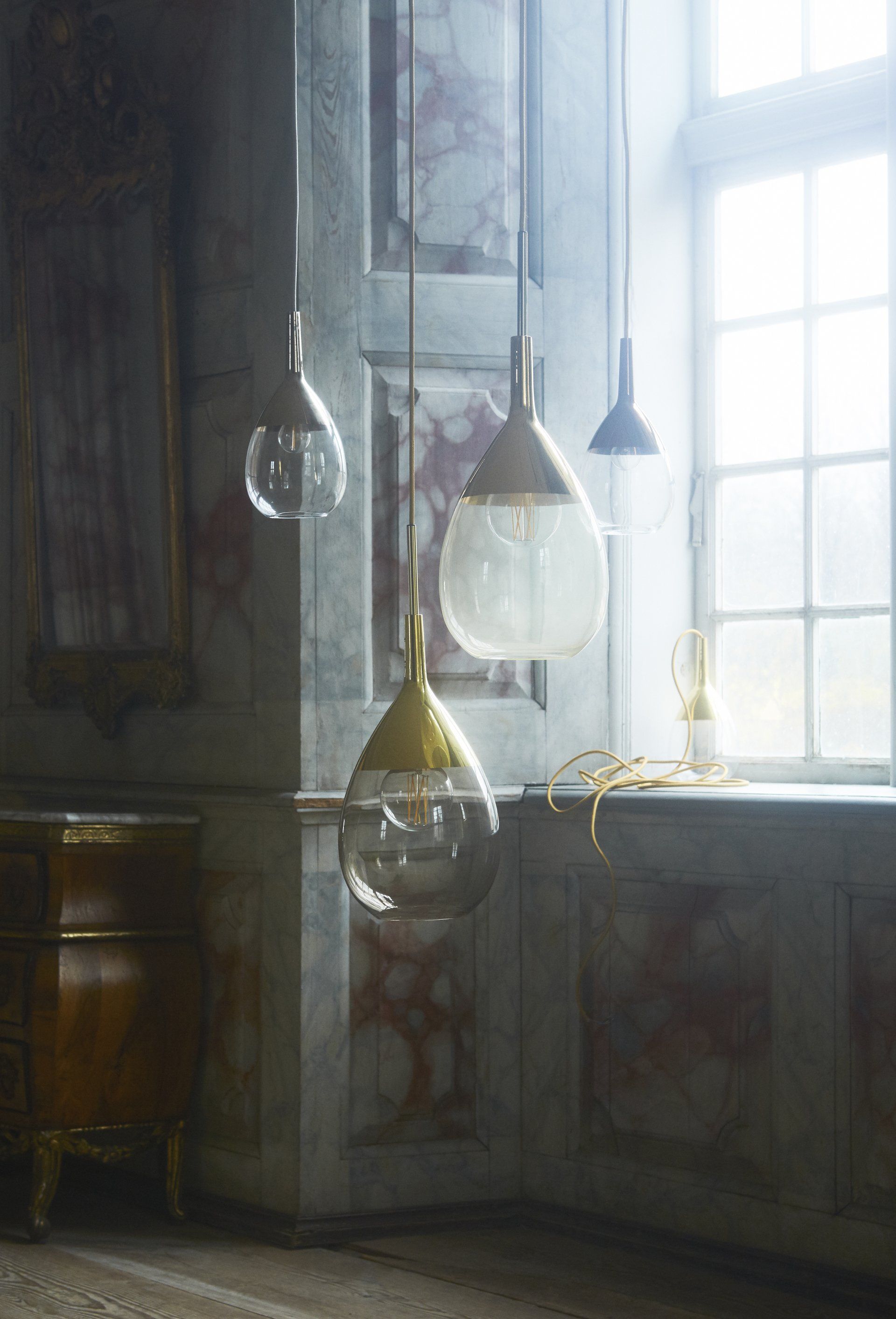 Ein Raum mit vielen Lichtern, die von der Decke hängen