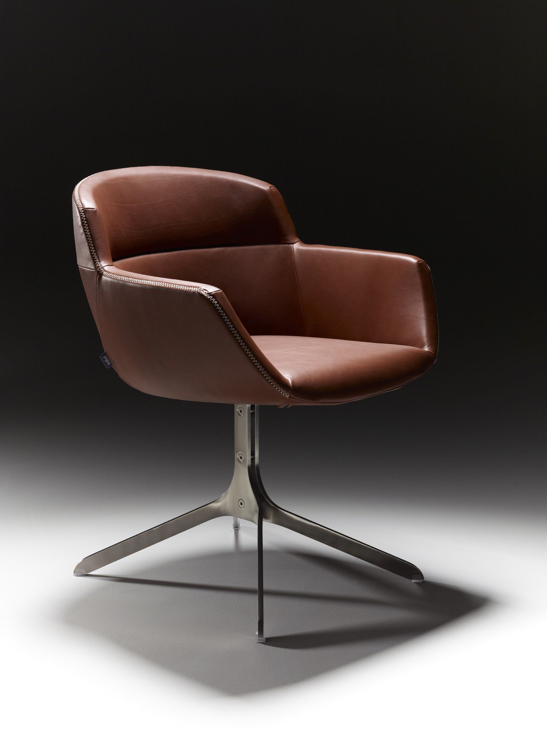 Ein brauner Ledersessel mit Metallgestell