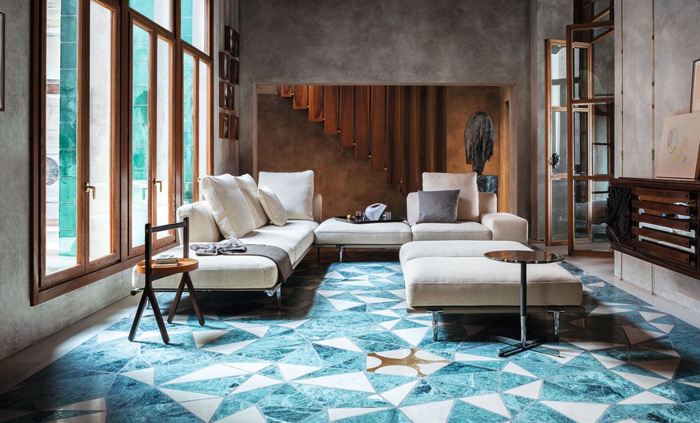 Ein Wohnzimmer voller Möbel und einem blauen Teppich