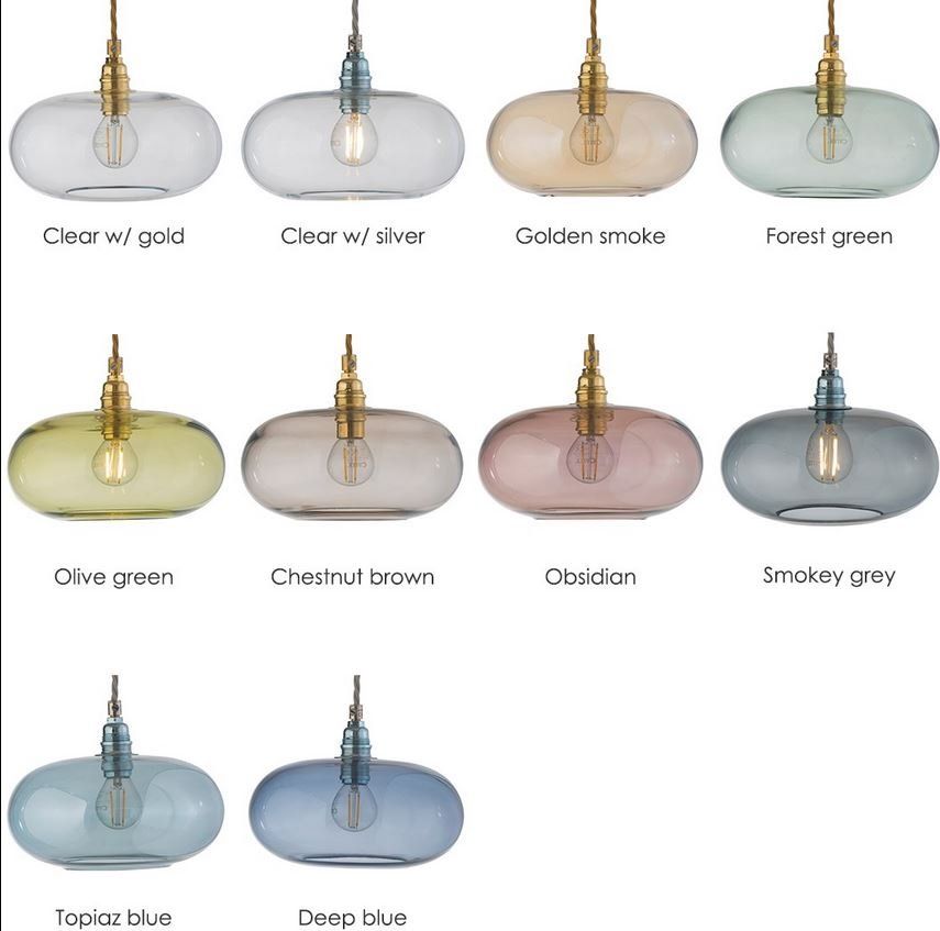 Eine Reihe verschiedenfarbiger Pendelleuchten mit unterschiedlichen Schirmen