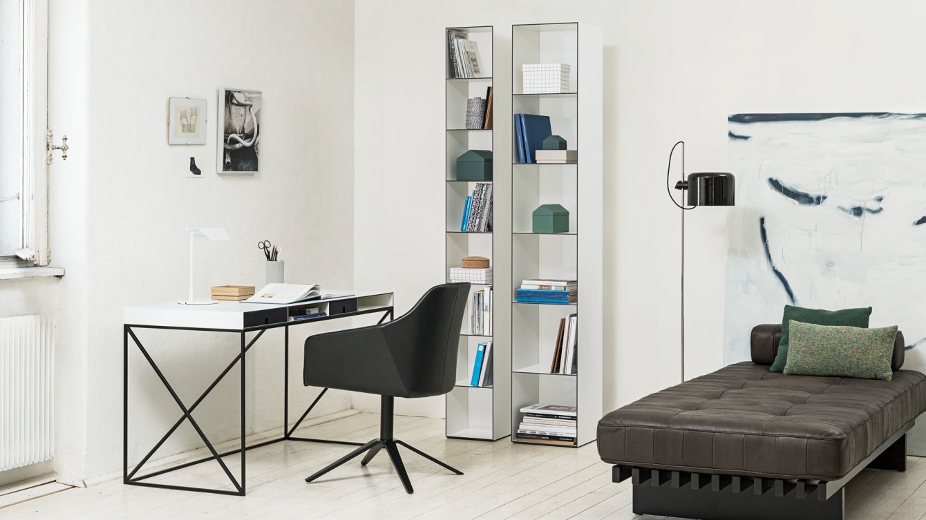 Ein Wohnzimmer mit Schreibtischstuhl und Couch