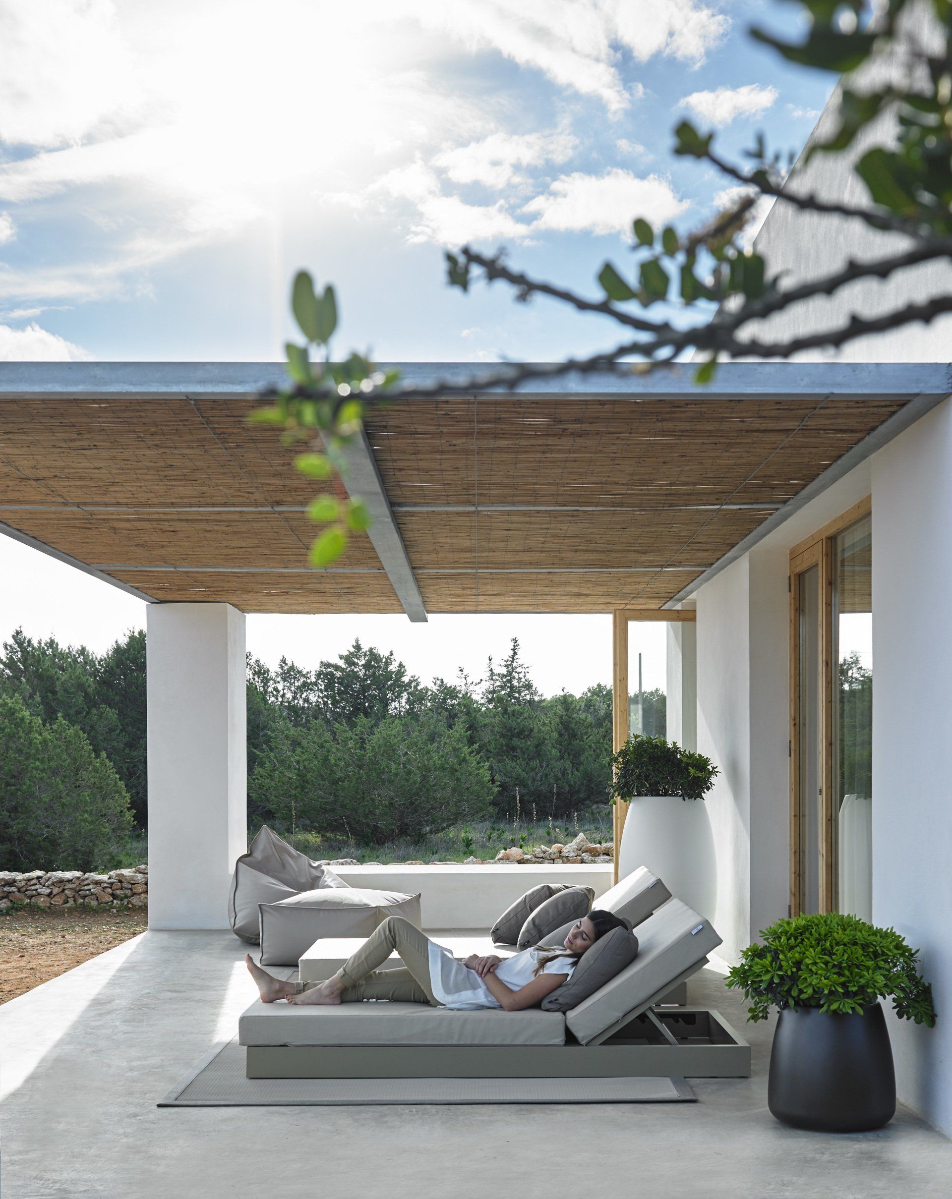 Ein Mann liegt auf einem Liegestuhl unter einem Baldachin