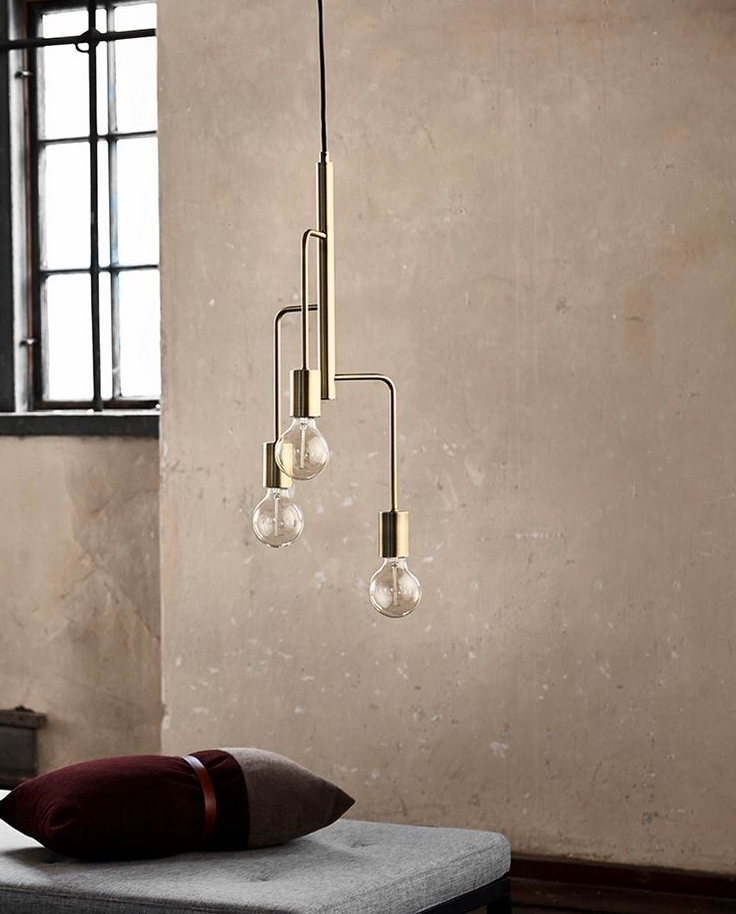 Eine Lampe, die in einem Raum mit einem Fenster von der Decke hängt