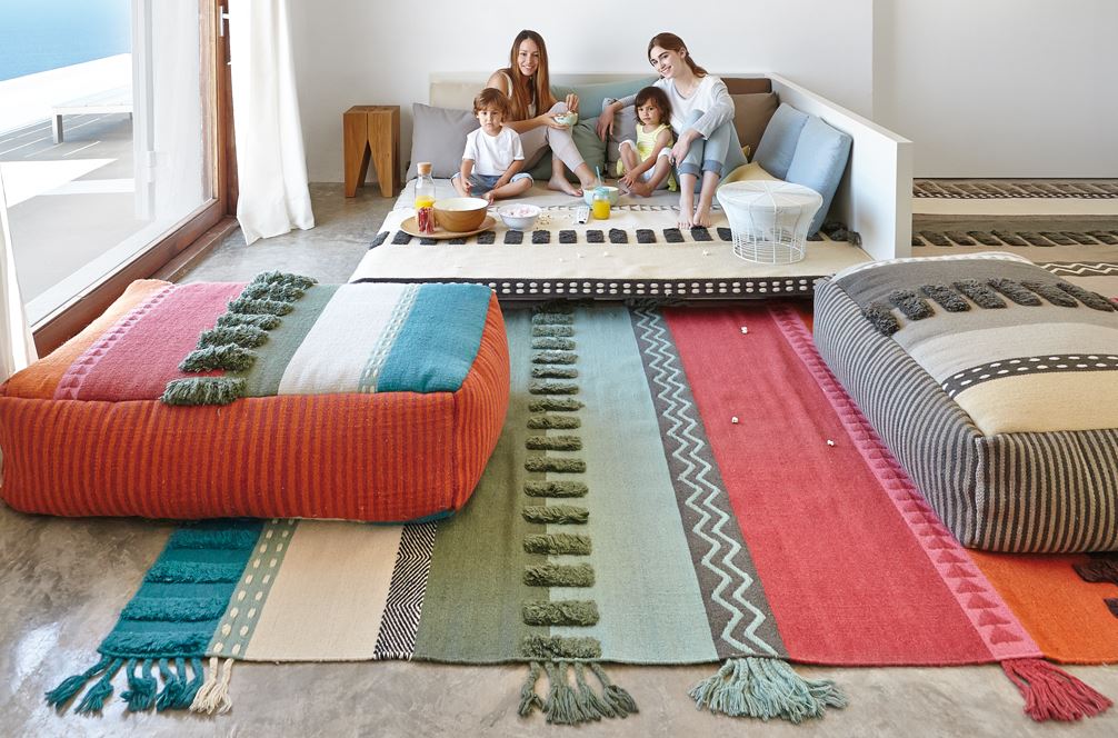 Eine Familie sitzt auf einer Couch in einem Wohnzimmer