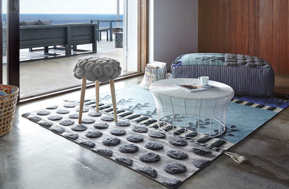 Ein Wohnzimmer mit einem Teppich und einem Couchtisch