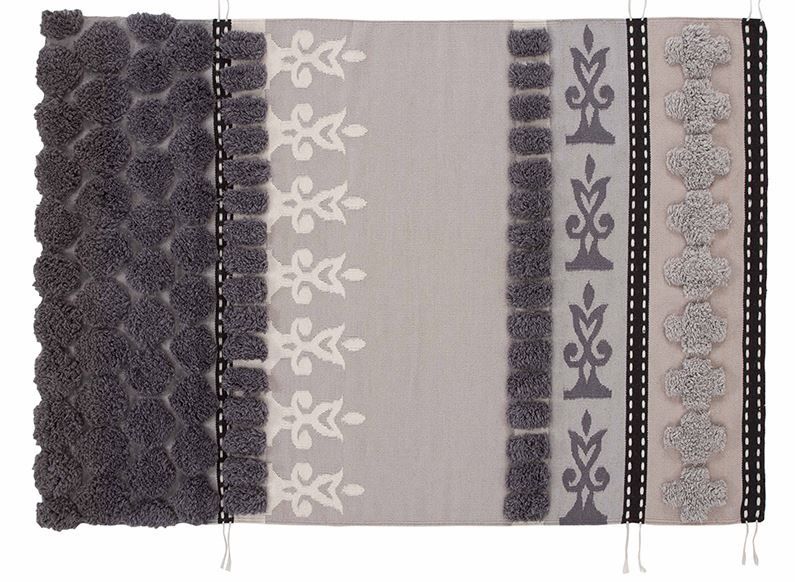 Ein grau-weißer Teppich mit einem Muster darauf