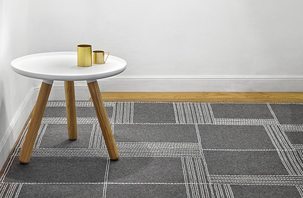 Ein kleiner Tisch steht auf einem Teppich in einem Wohnzimmer.