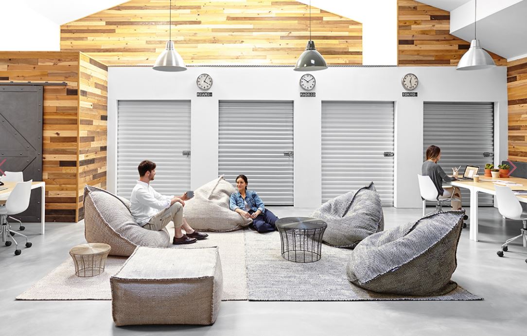 Ein Mann sitzt auf einem Sitzsack in einem Wohnzimmer