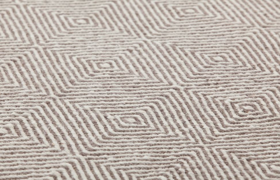 Eine Nahaufnahme eines Teppichs mit einem geometrischen Muster.